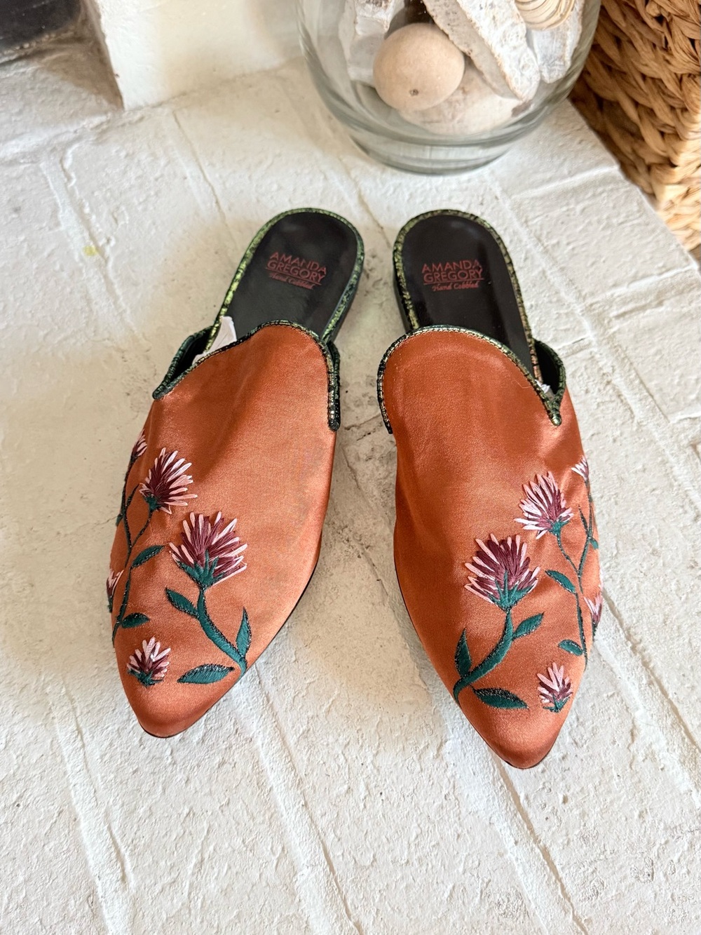 AMANDA GREGORY woman's flat mules in teal with embroidered flowers, 40 NWOT